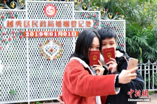 国产夫妻精品,浪漫时光里的温馨瞬间  第3张